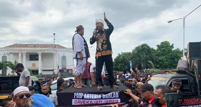 Geruduk Kantor DPRD Karawang, Massa Aksi: Penjarakan Arteria Dahlan!