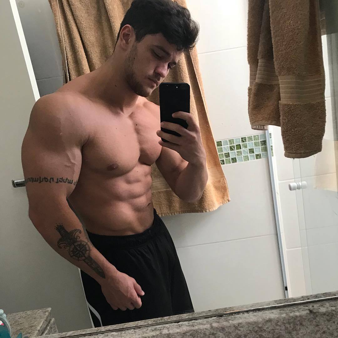 sexy-strong-shirtless-beefy-men-straight-hunk-selfie