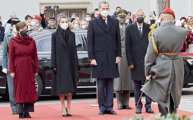 Queen Letizia wore a new black wool and cashmere-blend coat from Carolina Herrera. Nina Ricci shoulder bag. Doris Schmidauer