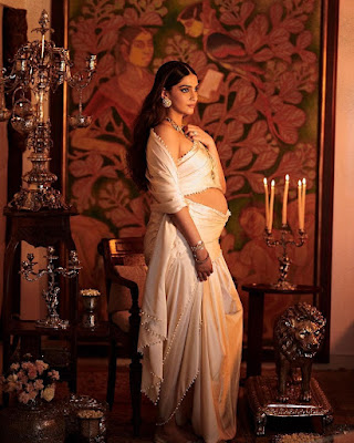 Pregnant Sonam Kapoor Flaunts her Baby Bump draped in a white saree.