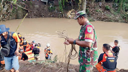 Personel Koramil 0602-01/Kota Serang Bantu Evakuasi korban yang Hanyut Terbawa Arus Hingga Ditemukan