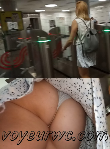 Upskirts 4580-4589 (Secretly taking an upskirt video of beautiful women on escalator)