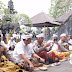 Kapolda Bali Didampingi Kapolres Klungkung Laksanakan Persembahyangan di Pura Goa Lawah dan Bagikan Sembako 
