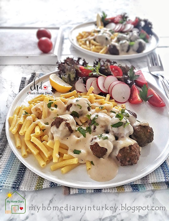 IKEA copycat meatball / Swedish meatball with gravy. Recipe with video. | Çitra's Home Diary. #swedishmeatballs #IKEAmeatballsrecipe #resepbolaboladagingIKEA #IKEAgravy #videorecipe