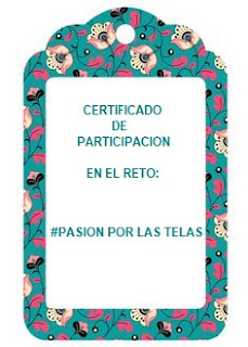 Etiqueta redondeada con borde floral sobre fondo verde con rectángulo central blanco donde se indica: "certificado de participación en el reto: "pasión por las telas"