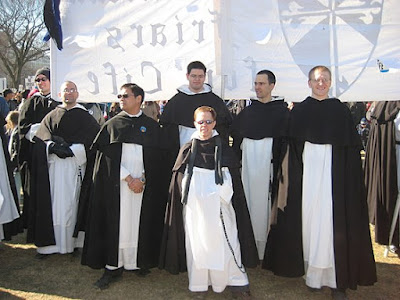 foto de vários irmãos dominicanos ao que parece em uma procissão / passeata nos Estados Unidos