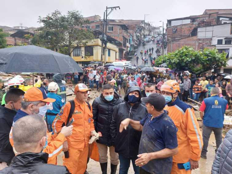 Gobernador Víctor Manuel Tamayo acompaña a las familias víctimas del alud en La Esneda