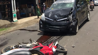 Tabrakan dengan Mobil, Pemotor Di Bone Dilarikan ke Rumah Sakit