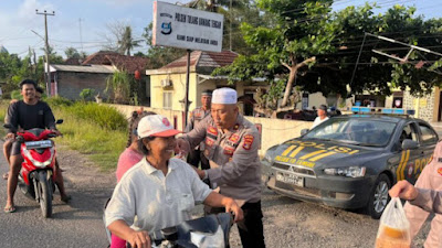 Jelang Buka Puasa, Polsek Tulang Bawang Tengah Bagi-Bagi Takjil Kepada Warga