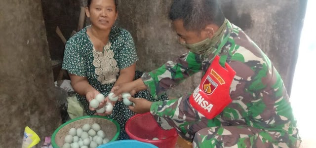 Jalin Keakraban Dengan Warga Binaan, Babinsa Mulyorejo Laksanakan Komunikasi Sosial Dengan Pengusaha Telur Asin