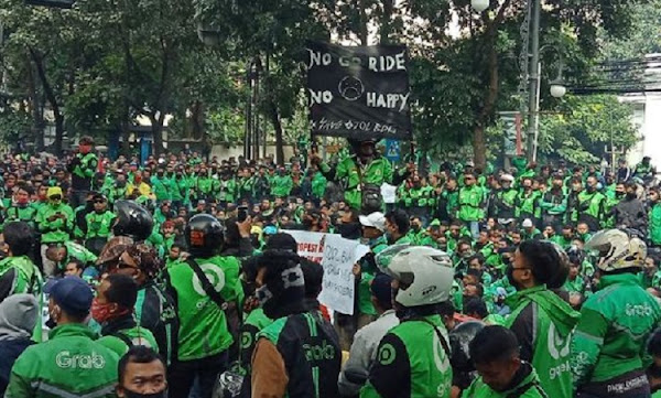 laborblog.my.id - Seorang driver ojek online (ojol) dipukul oleh aparat kepolisian usai melaporkan kasus pencurian sepeda motor miliknya ke Polsek Cileungsi, Kabupaten Bogor.