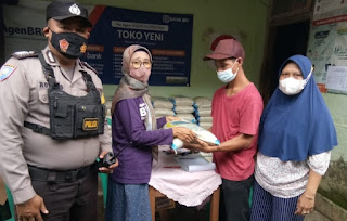 *Kabid Humas Polda Jabar :  Polisi  Monitoring Penyaluran Bansos BPNT Di Desa Binaan Dimasa PPKM*