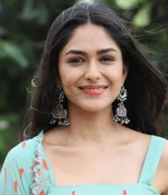 Mrunal Thakur Family Husband  Biography Parents children's Marriage Photos