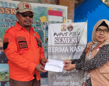 UAR Terima Bantuan Kemanusian Rp.40 Juta dari Maemuna Center untuk Korban Semeru