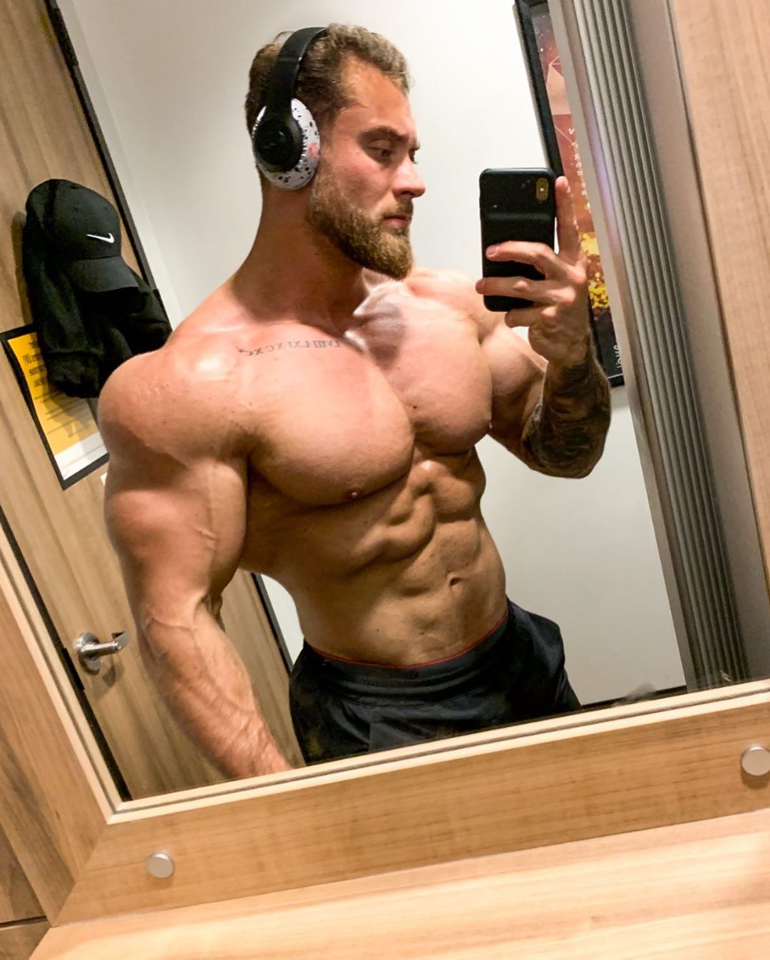 sexy-strong-barechest-man-abs-masculine-bodybuilder-daddy-bearded-straight-alpha-muscle-hunk-selfie