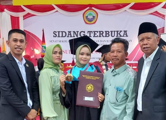 Anggota DPRD Kotabaru Dari Perindo Hadiri Wisuda di STKIP