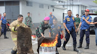 Prajurit dan PNS Mako Kormar Laksanakan Latihan Peran Kebakaran