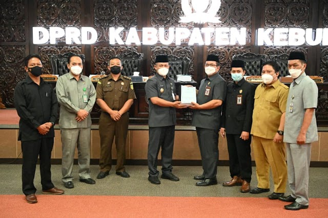 Hadiri Rapat Paripurna, Bupati Arif Sugiyanto Sampaikan RAPBD 2022