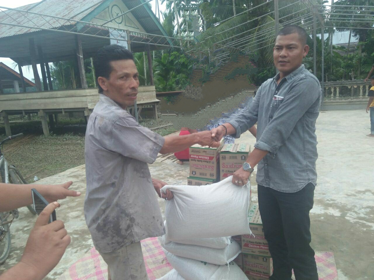 Peduli Sesama, Rakan Ilham Pangestu Aceh Utara Terobos Banjir Salurkan Bantuan kepada Warga Terdampak