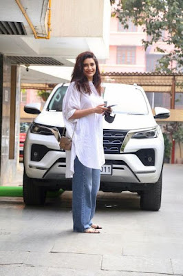 Karishma Tanna spotted photos