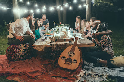 Fiesta de compromiso tipo picnic en un bosque