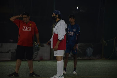 Kartik Aaryan clicked playing football in Juhu