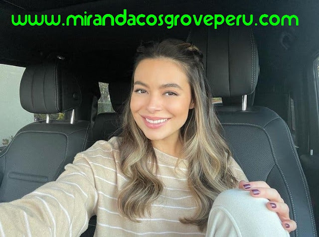 Miranda Cosgrove  2021 iCarly Feliz Navidad Peru Estados Unidos (22)