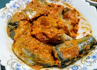 Marinated and coated surmai slices with besan, rice flour and spices