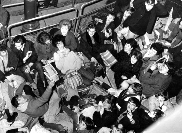 Los fanáticos que se quedaron afuera para hacer cola afuera del ABC Cinema desde el principio para obtener boletos para la presentación de los Beatles
