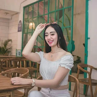 99 Potret Menarik Selebgram cantik Indonesia Berwajah Imut Della Aprilia instagram