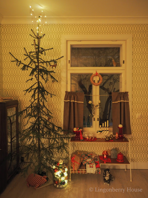 lingonberryhouse, joulukalenteri, joulukuusi, advent calendar, christmas tree, DIY koristeet, DIY decorations, koti, olohuone, erilainen kuusi, uniikki, home, livingroom