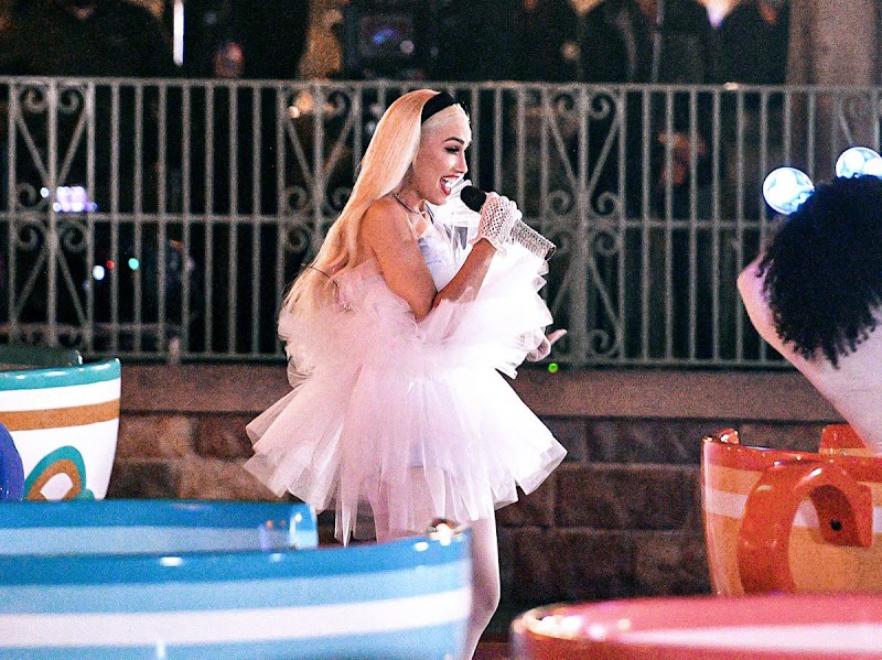 Gwen Stefani as Alice In Wonderland at a Special Performance at Disneyland’s Famous Teacups 18 Nov-2021