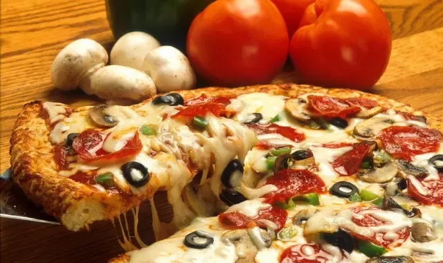 طريقة عمل البيتزا فى البيت سهلة واقتصادية PIZZA
