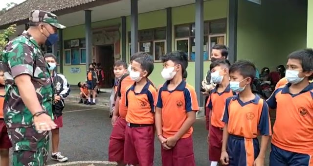 Pastikan Prokes, Babinsa Pantau PTM  di Awal Anak Anak Mulai Sekolah di Tahun 2022