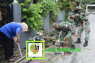 Korem 172/PWY Bantu Pembersihan Pasca Banjir Di Jayapura 