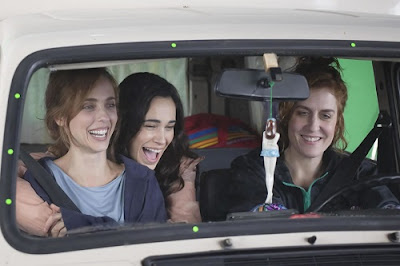 Tres mujeres se ríen en un coche