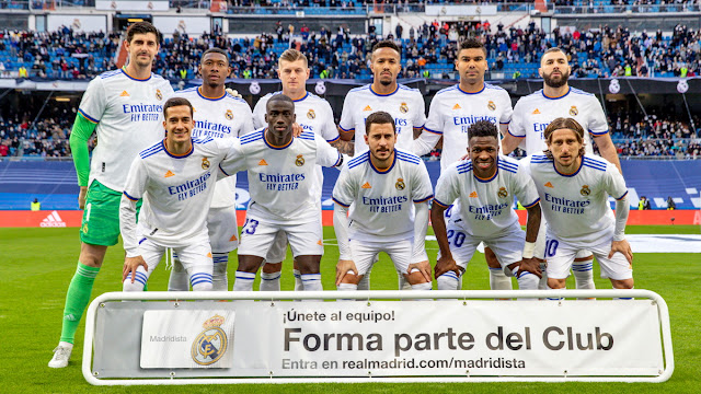 REAL MADRID C. F. Temporada 2021-22. Courtois, Alaba, Militao, Casemiro, Benzema. Lucas Vázquez, Mendy, Eden Hazard, Vinicius, Modric. Los jugadores del Real Madrid llevan todos una camiseta con el 11 a la espalda como homenaje al fallecido Paco Gento. REAL MADRID C. F. 2 ELCHE C. F 2 Domingo 23/01/2022, 16:15 horas. Campeonato de Liga de 1ª División, jornada 22. Madrid, estadio Santiago Bernabéu: 39.796 espectadores. GOLES: 0-1: 42’, Lucas Boyé. 0-2: 76’, Pere Milla. 1-2: 82’, Modric, de penalti. 2-2: 90+2’, Éder Militão.