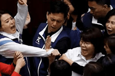 Anggota Dewan Tarik-tarikan sampai Panjat Meja-Kursi Hingga Adu Jotos, Peristiwa terjadi di Taiwan 