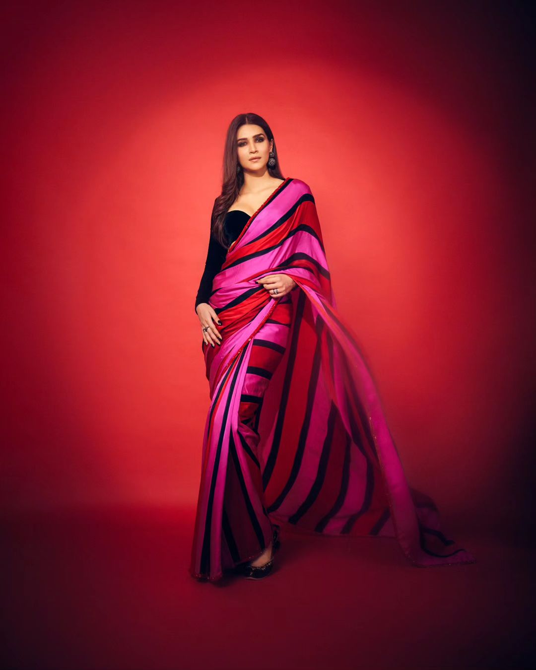 Kriti Sanon's Show-Stopping Umang 2023 Look: Decoding the Glamorous Multi-coloured  Saree