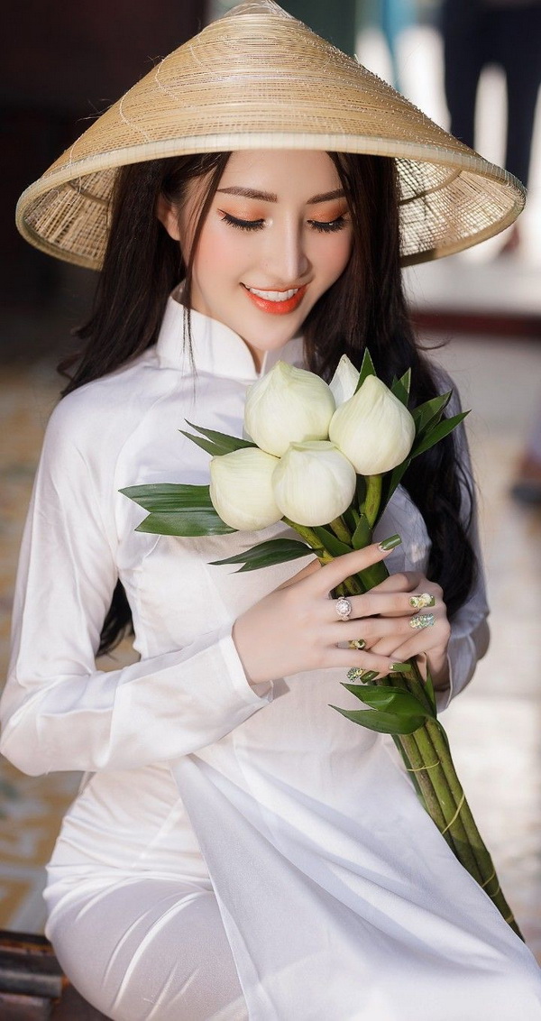 Thiếu nữ ngồi áo dài trắng, nón lá