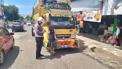 Satlantas Tindak Sopir Parkir Kendaraan di Bahu Jalan