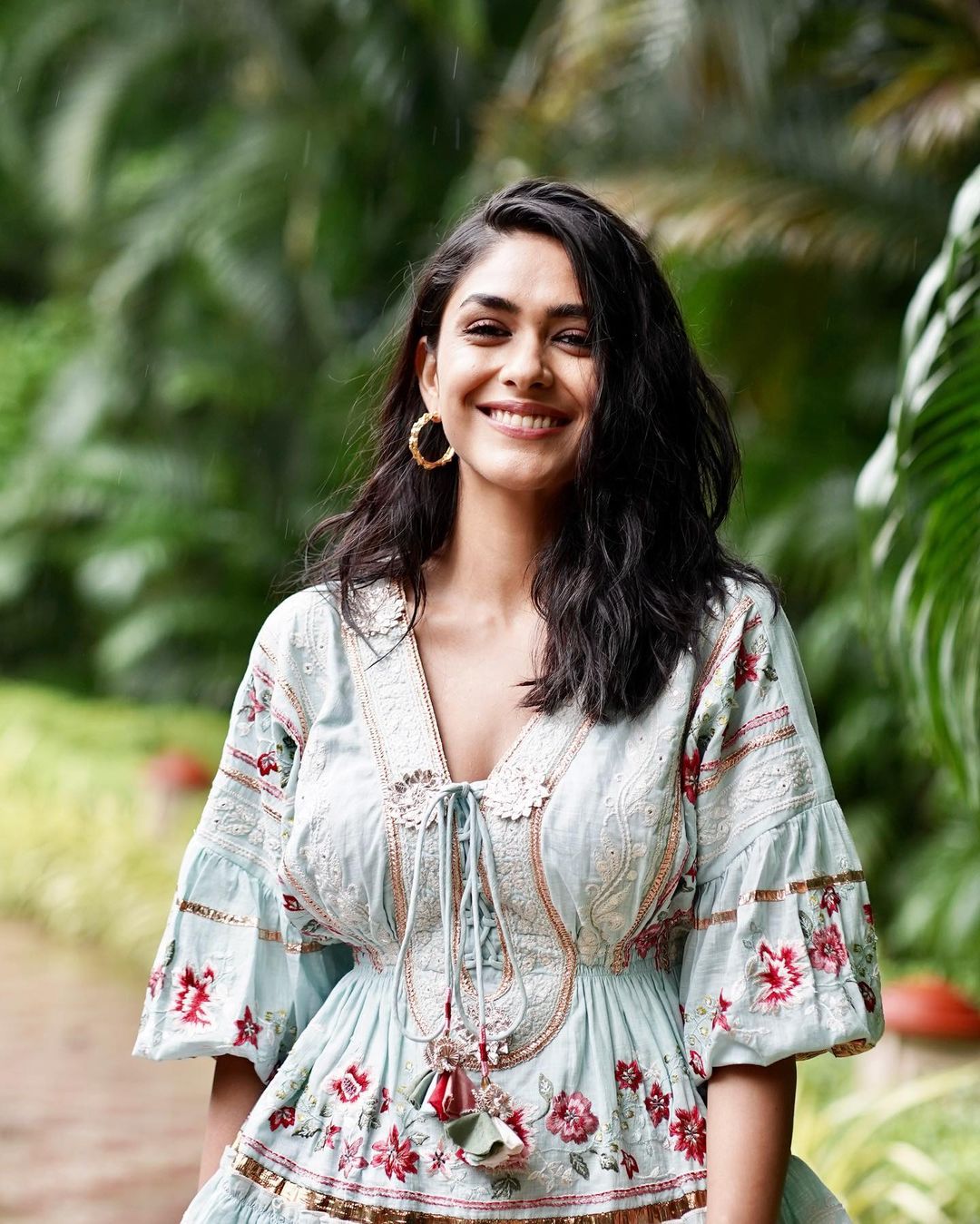 Mrunal Thakur Age,Height,Weight,Movies,Net Worth,Bf,Family,Biography&More