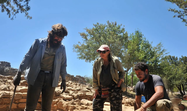 Η αρχαιολόγος Έφη Σαπουνά –Σακελλαράκη κατά τη διάρκεια της ανασκαφής στη Ζώμινθο