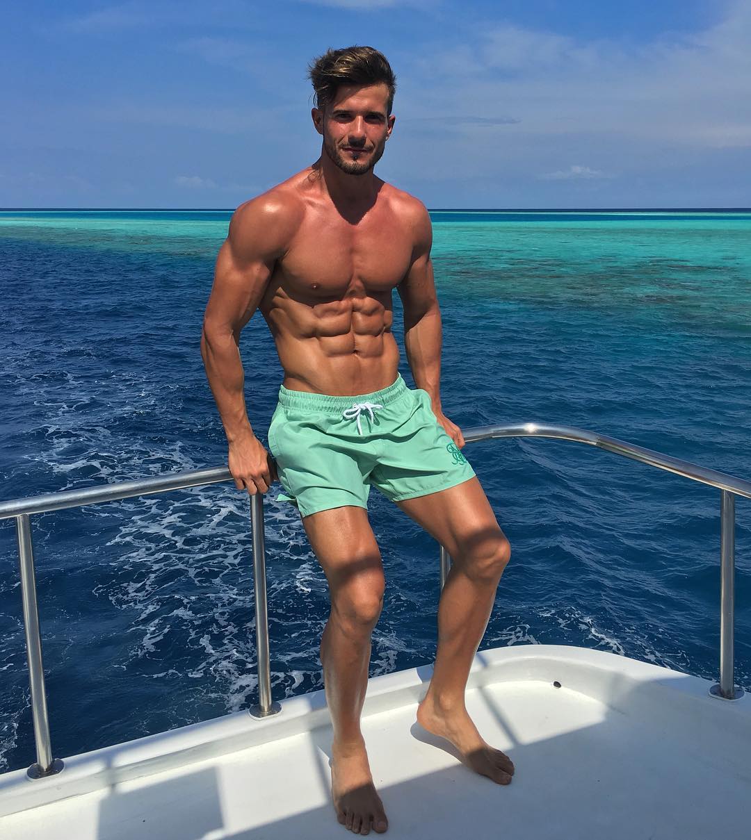 hot-guy-abs-cruise