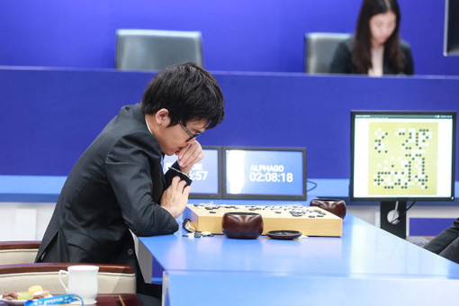 Le joueur de go chinois Ke Jie affronte AlphaGo lors de la deuxième partie du Google DeepMind Challenge Match pendant le Future of Go Summit à Wuzhen town (Chine), le 25 mai 2017 - Photo © Stringer / Imaginechina / Imaginechina via AFP