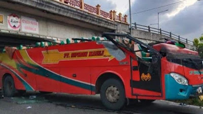 Hantam Fly Over, Belasan Penumpang Bus Luka-luka