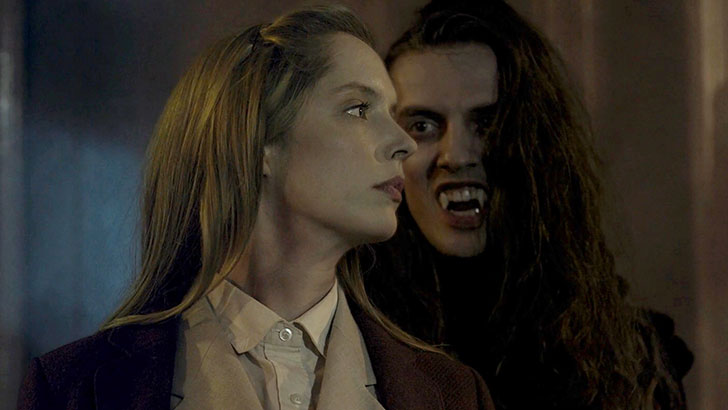 Christine Prouty e Jake Herbert como Amelia Van Helsing e Drácula no filme 'Drácula – Ele Ainda Está Vivo'