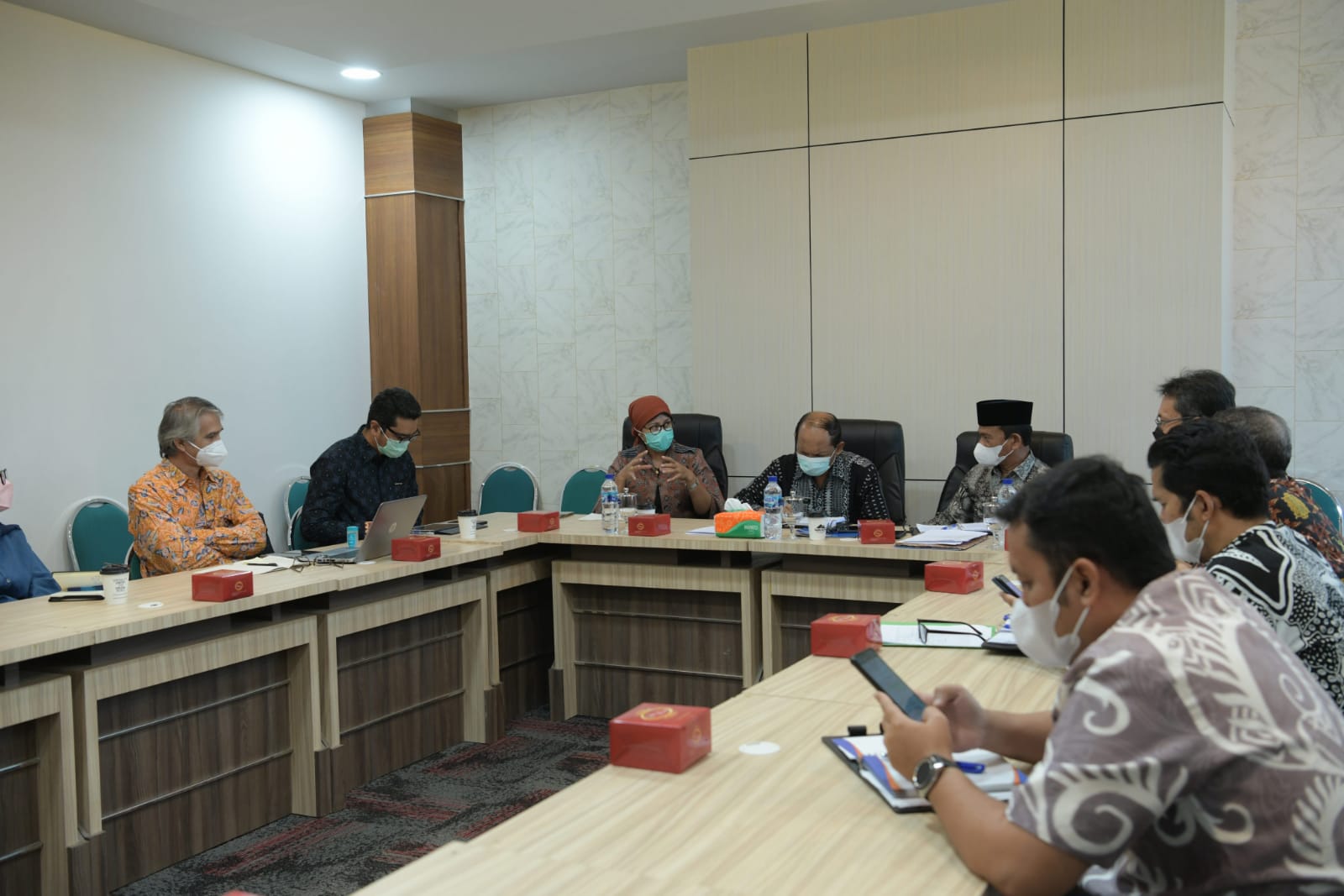 Asisten Pemerintahan dan Keistemewaan Aceh M Jafar bersama Asisten Perekonomian dan Pembangunan Sekda Aceh Mawardi serta SKPA terkait lainnya, menerima kunjungan audiensi Kolaborasi Masyarakat dan Pelayanan untuk Kesejahteraan (KOMPAK), di ruang Potensi Daerah Setda Aceh, Banda Aceh, Kamis (13/1/2022).