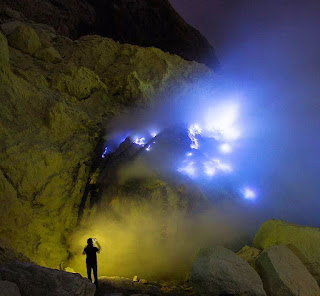 Kawah ijen api biru