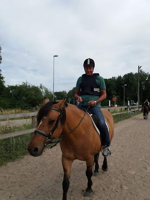 ridstjärnan mellan tummen och pekfingret.